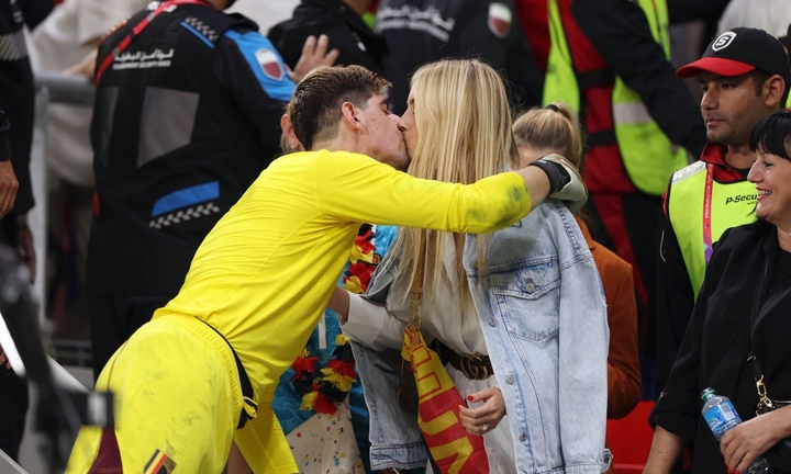 Xúc động khoảnh khắc người hùng tuyển Bỉ lên khán đài hôn vợ âu yếm