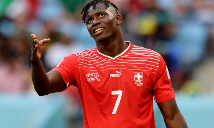 Cầu thủ Thụy Sĩ gốc Cameroon không ăn mừng khi ghi bàn hạ đội bóng quê hương