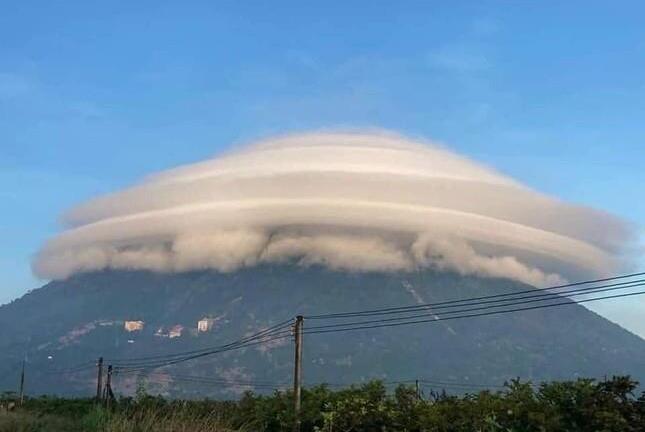 Giải mã đám mây hình 'đĩa bay' trên núi Bà Đen