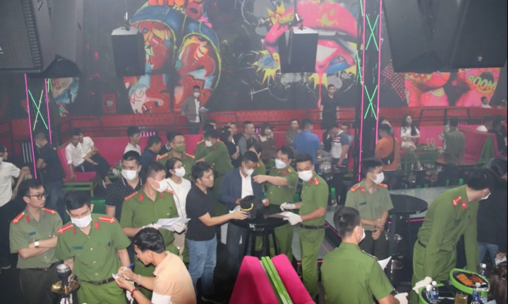 Gần 100 cảnh sát đột kích quán bar, phát hiện 25 người phê ma túy 