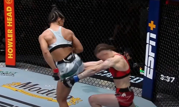 Nữ võ sĩ xoay người tung cú đá cực hiểm hạ gục đối thủ