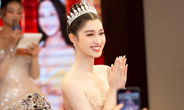 Tranh cãi chuyện Á hậu Phương Nhi làm giám khảo hoa hậu