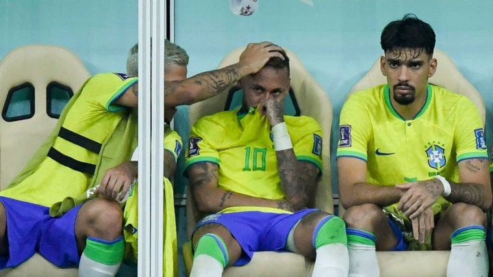Neymar sưng tấy mắt cá chân, ôm mặt khóc