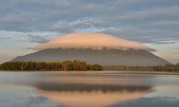 Sau núi Bà Đen, mây hình ‘đĩa bay’ cực hiếm lại xuất hiện ở núi Chứa Chan