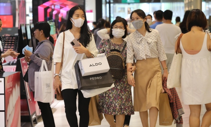 Người dân TP.HCM đổ xô mua sắm trong ngày Black Friday