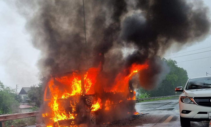 Xe khách bốc cháy dữ dội trên cao tốc Pháp Vân - Cầu Giẽ