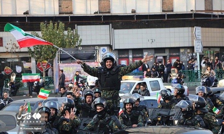 Lính đặc nhiệm phất cờ trên xe bọc thép ăn mừng tuyển Iran thắng Xứ Wales