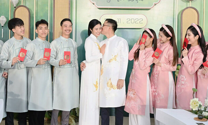 Hoa hậu Ngọc Hân ngại ngùng khi được ông xã hôn trong đám hỏi