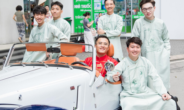 Hoa hậu Ngọc Hân được chú rể rước bằng xe mui trần cổ điển