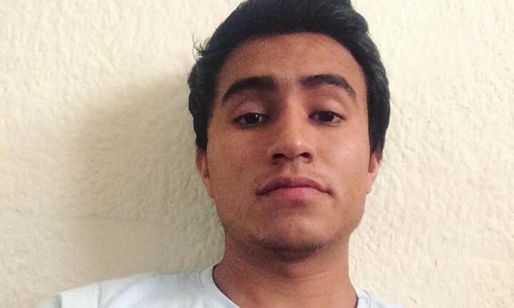 Thầy giáo Mexico cóp nhặt tiền xu mua vé xem World Cup