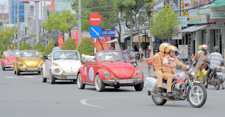 Dàn xe cổ diễu hành qua các tuyến phố ở Bạc Liêu