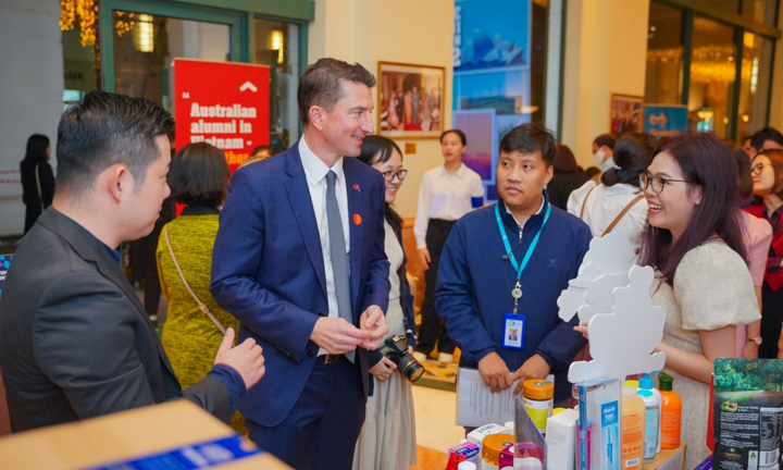 Tôn vinh đóng góp của cựu sinh viên Australia trong quan hệ Việt Nam - Australia
