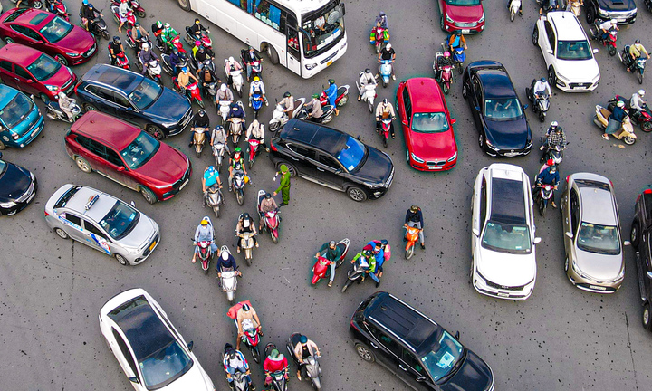 Hà Nội: Giao thông hỗn loạn ngày đầu phân làn nút giao Mễ Trì 