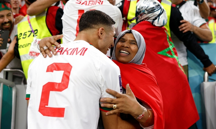 Chuyện xúc động sau bức ảnh ăn mừng ôm mẹ ăn mừng của sao Maroc ở trận thắng Bỉ