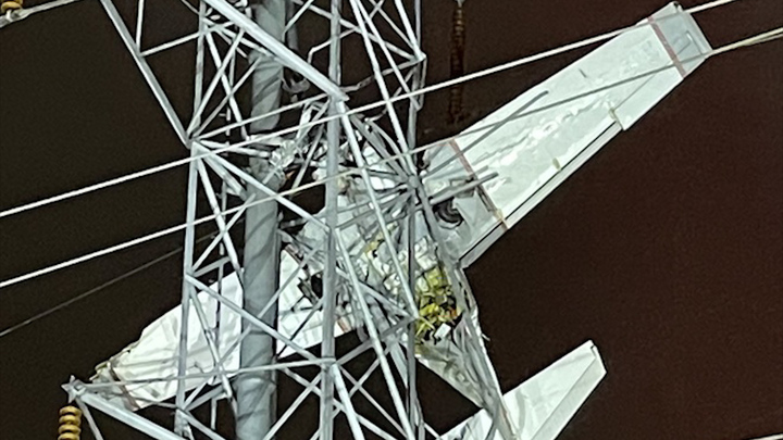 Máy bay tông vào trụ điện cao thế, phi công và hành khách mắc kẹt trên không