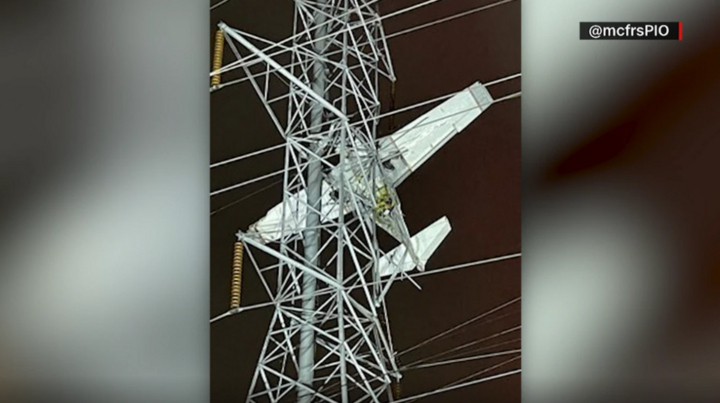 Máy bay đâm vào đường dây cao thế, 90.000 hộ dân ở Mỹ mất điện