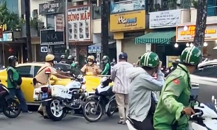 Tài xế ô tô tông xe CSGT TP.HCM rồi bỏ chạy khai gì?