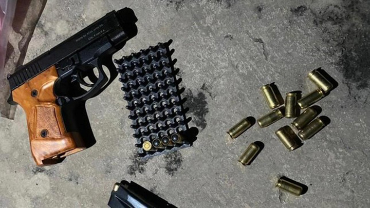 Cún cưng bị cắn, ông chủ nổi giận nổ súng thị uy