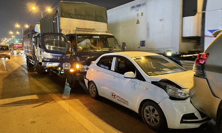 Hà Nội: 6 ô tô tông liên hoàn, đường Vành đai 3 tắc cứng