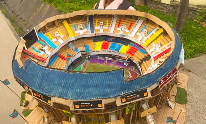 Cậu bé dùng bìa giấy làm ra mô hình sân vận động đẹp như thật gây sốt trên mạng