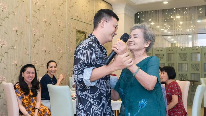 Hoàng Bách đón sinh nhật của mẹ bên cạnh những người thân yêu