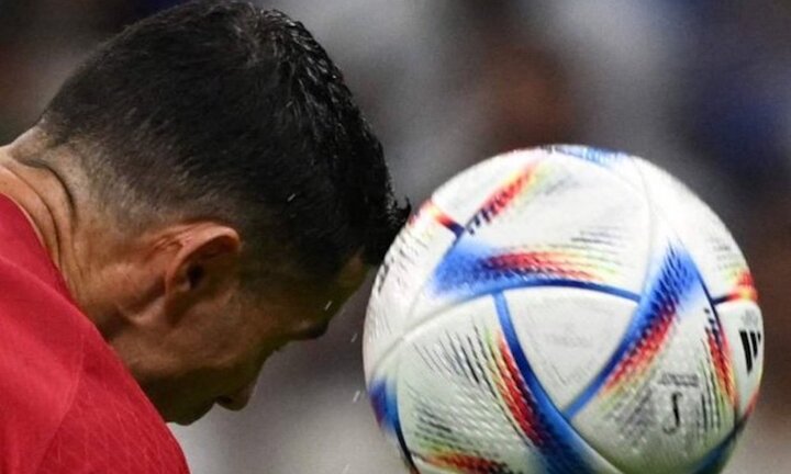 Ronaldo ăn mừng ghi bàn bằng sợi tóc, dân mạng đặt biệt danh mới nhái Maradona