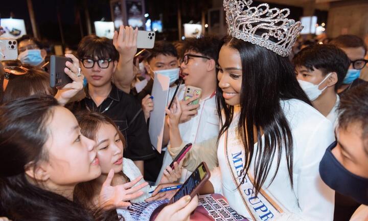 Hoa hậu Siêu quốc gia 2022 đến Việt Nam, bất ngờ khi nhiều fan ra đón