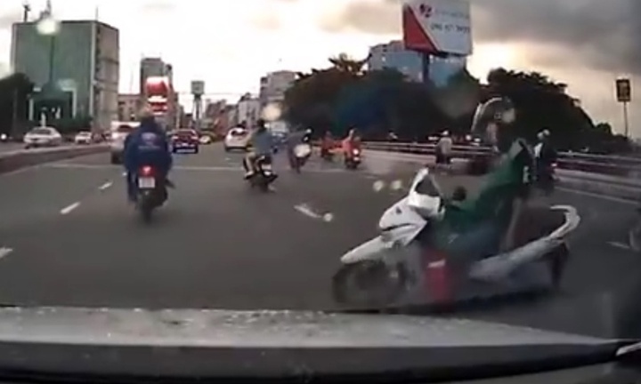 Tài xế ngủ gục, xe máy lao vào đầu ô tô ở TP.HCM