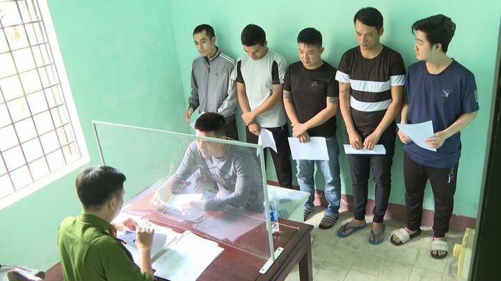 Triệt phá tụ điểm cá độ bóng đá hơn 14 tỷ đồng 'núp bóng' quán cà phê ở Huế