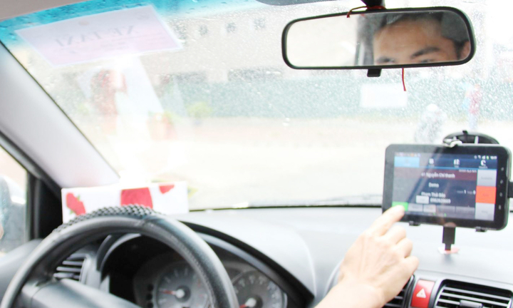 Phải quy định ô tô tải, xe container có camera lùi