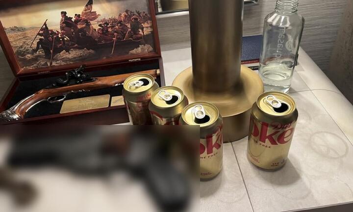 Hình ảnh tủ đầu giường gây bão của tỷ phú Elon Musk