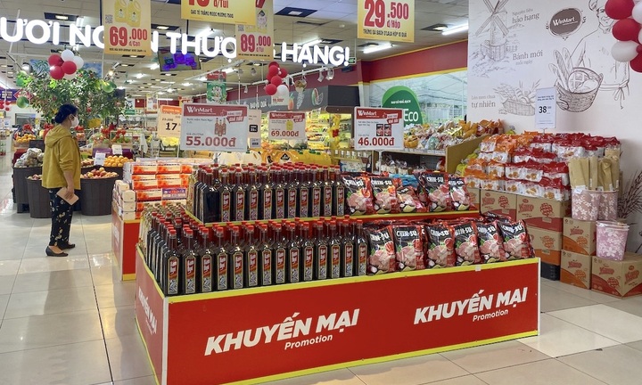 Hàng trong siêu thị giảm giá mạnh, người tiêu dùng hào hứng sắm Tết sớm