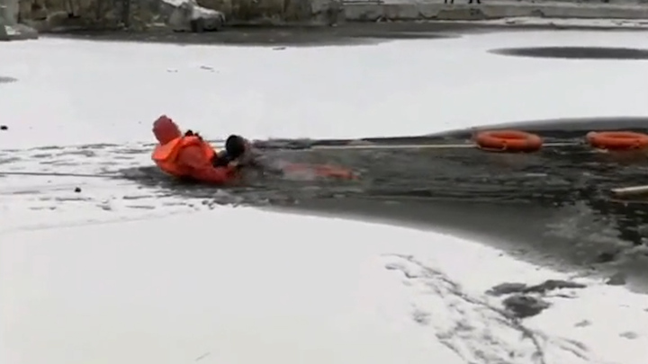 Cảnh sát giải cứu người đàn ông rơi xuống hồ nước đóng băng ở Trung Quốc