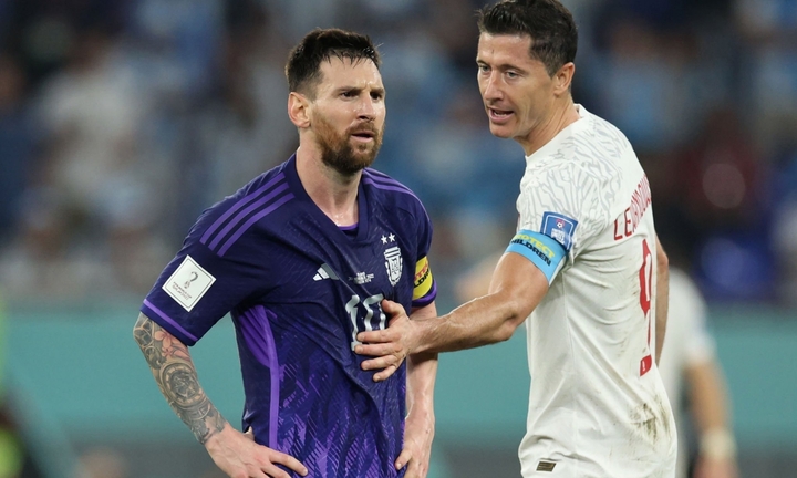 Khoảnh khắc Messi từ chối bắt tay Lewandowski khiến dân mạng đoán già đoán non