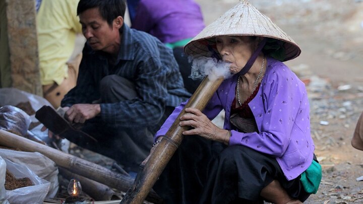 Làng phụ nữ mê hút thuốc lào hơn cả đàn ông ở Hòa Bình
