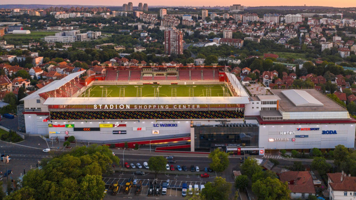 Sân vận động bóng đá nằm trên nóc trung tâm thương mại ở Serbia