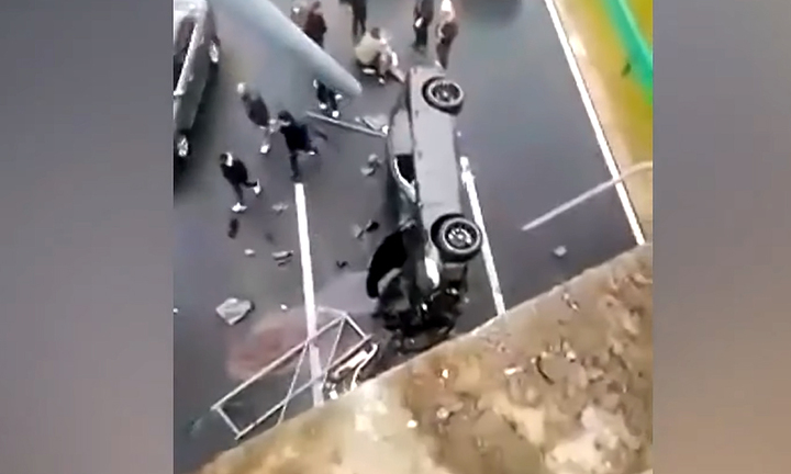 Siêu xe lao như tên bắn, tông vào cầu vượt rơi xuống cao tốc ở Trung Quốc