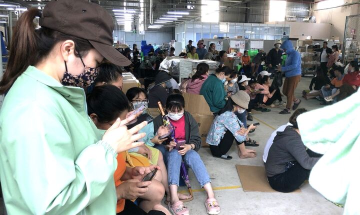 Sợ công ty bỏ rơi, hàng trăm công nhân lãn công đòi quyền lợi