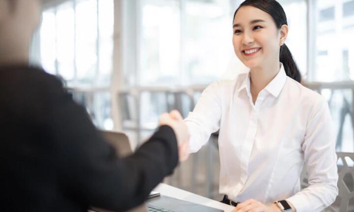 5 cách hiệu quả để gây ấn tượng tốt ngay từ lần gặp đầu tiên