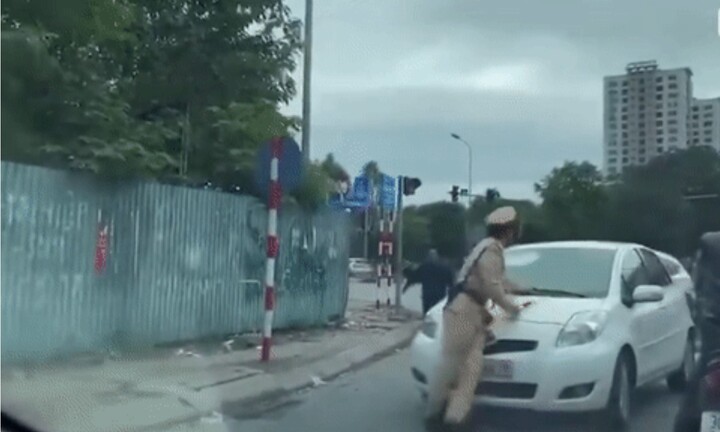 Bị yêu cầu dừng xe, nữ tài xế lái ô tô ủn CSGT trên phố Hà Nội