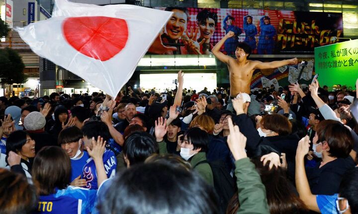 CĐV Nhật Bản 'đi bão' xuyên đêm mừng đội nhà thắng Tây Ban Nha, loại tuyển Đức