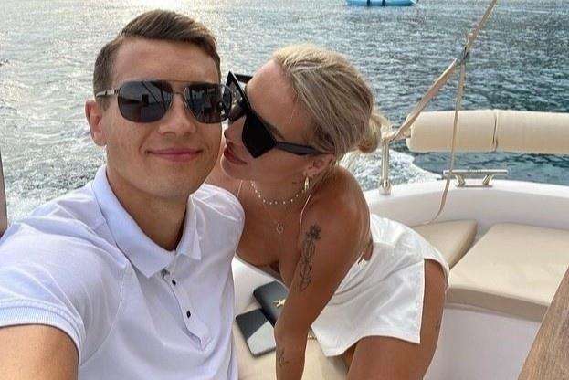 Vì sao các cầu thủ nổi tiếng thường hẹn hò với người mẫu, diễn viên?