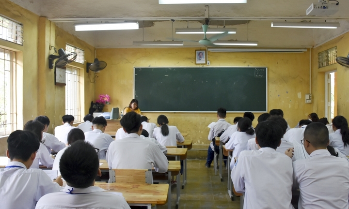 Thu không đúng quy định trong trường học, hai lần bị tỉnh chấn chỉnh