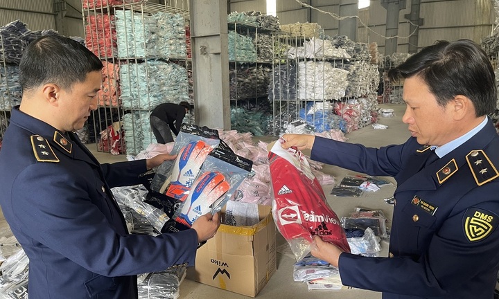 Hà Nội: Phát hiện kho chứa 30.000 bộ quần áo adidas, Nike giá 55.000 đồng/bộ