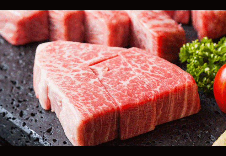 Hộp quà Tết tràn ngập bò Kobe, giá hàng chục triệu đồng