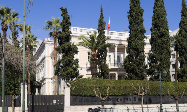 Xe của Đại sứ quán Italy tại Athens bị đánh bom