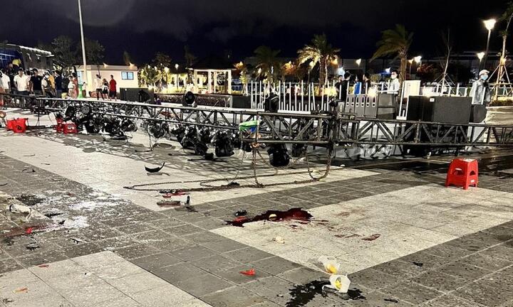 Sập sân khấu nhạc nước ở Bình Dương, nhiều người bị thương