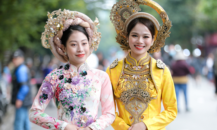 Rợp người diện áo dài khoe dáng trên phố đi bộ Hồ Gươm