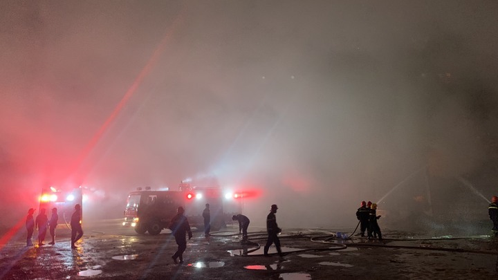 Tổng kho hàng tiêu dùng bốc cháy dữ dội giữa trời mưa ở Bình Định