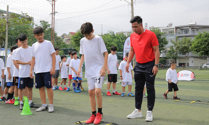 Danh thủ Việt Thắng, Minh Phương chơi bóng cùng các em nhỏ làng trẻ SOS 